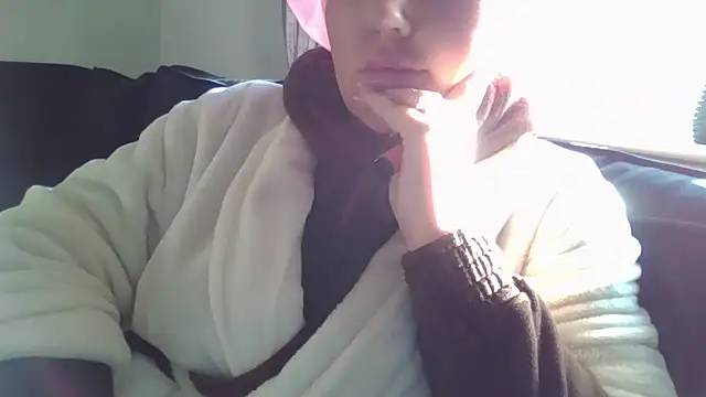 Snapshot of magical_mia chatting on February 6, 2:37 pm magical mia online show from February 6, 2:37 pm