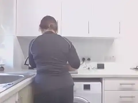 Snapshot of magical_mia chatting on March 19, 9:17 am magical mia online show from March 19, 9:17 am