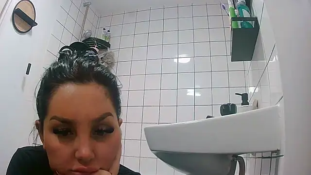 Snapshot of magical_mia chatting on September 28, 4:45 pm magical mia online show from September 28, 4:45 pm