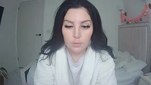 Snapshot of magical_mia chatting on December 4, 10:46 am magical mia online show from December 4, 10:46 am