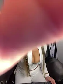  laura 02 online show from December 17, 4:32 pm