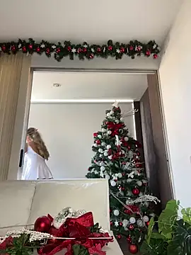  laura 02 online show from December 18, 5:52 pm