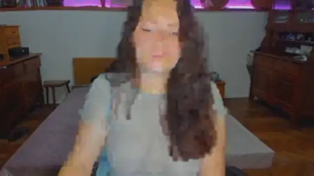 Snapshot of SoftlyShine chatting on December 18, 6:47 pm SoftlyShine online show from December 18, 6:47 pm