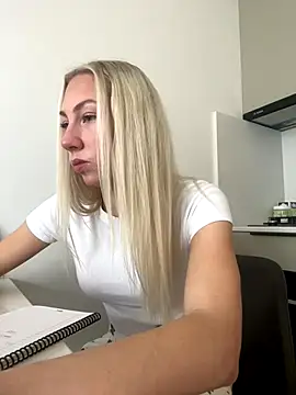 Snapshot of LuisaBecker chatting on December 5, 10:23 am LuisaBecker online show from December 5, 10:23 am