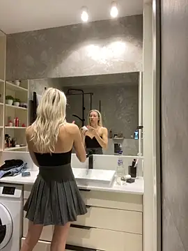 Snapshot of LuisaBecker chatting on December 8, 9:13 am LuisaBecker online show from December 8, 9:13 am