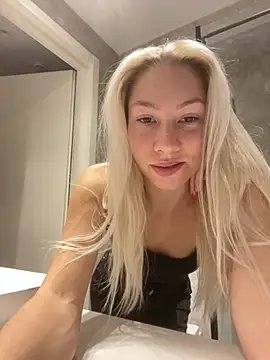 Snapshot of LuisaBecker chatting on December 11, 2:00 pm LuisaBecker online show from December 11, 2:00 pm