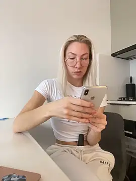 Snapshot of LuisaBecker chatting on December 12, 11:40 am LuisaBecker online show from December 12, 11:40 am