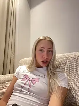 Snapshot of LuisaBecker chatting on December 12, 2:44 pm LuisaBecker online show from December 12, 2:44 pm