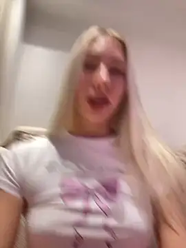 Snapshot of LuisaBecker chatting on December 12, 5:48 pm LuisaBecker online show from December 12, 5:48 pm