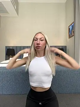 Snapshot of LuisaBecker chatting on December 24, 9:50 am LuisaBecker online show from December 24, 9:50 am