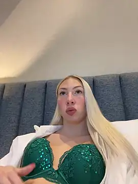 Snapshot of LuisaBecker chatting on December 24, 1:39 pm LuisaBecker online show from December 24, 1:39 pm