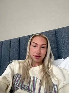 Snapshot of LuisaBecker chatting on December 25, 6:20 am LuisaBecker online show from December 25, 6:20 am