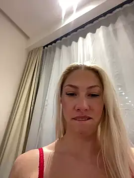 Snapshot of LuisaBecker chatting on December 26, 4:14 pm LuisaBecker online show from December 26, 4:14 pm