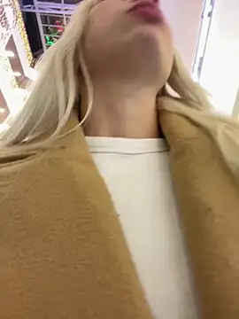 Snapshot of LuisaBecker chatting on December 29, 3:46 pm LuisaBecker online show from December 29, 3:46 pm