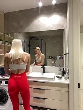 Snapshot of LuisaBecker chatting on December 31, 2:25 pm LuisaBecker online show from December 31, 2:25 pm