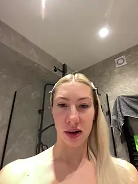 Snapshot of LuisaBecker chatting on January 1, 9:07 am LuisaBecker online show from January 1, 9:07 am