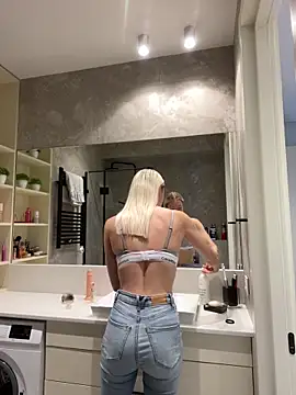 Snapshot of LuisaBecker chatting on January 2, 12:13 pm LuisaBecker online show from January 2, 12:13 pm