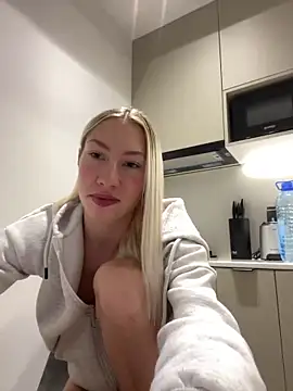 Snapshot of LuisaBecker chatting on January 2, 3:19 pm LuisaBecker online show from January 2, 3:19 pm