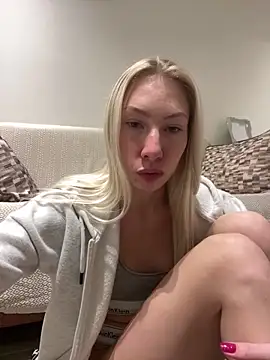 Snapshot of LuisaBecker chatting on January 2, 6:34 pm LuisaBecker online show from January 2, 6:34 pm