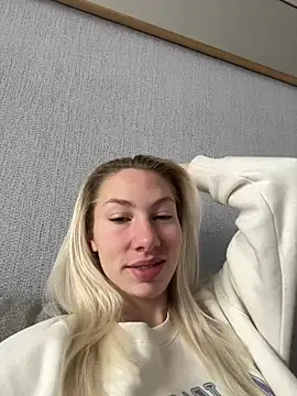 Snapshot of LuisaBecker chatting on January 7, 9:40 am LuisaBecker online show from January 7, 9:40 am