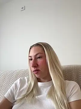 Snapshot of LuisaBecker chatting on January 27, 10:27 am LuisaBecker online show from January 27, 10:27 am