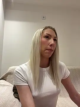 Snapshot of LuisaBecker chatting on February 8, 5:08 pm LuisaBecker online show from February 8, 5:08 pm