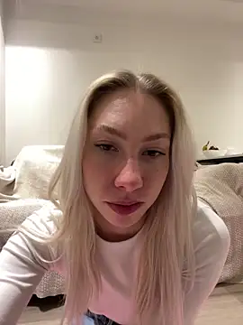 Snapshot of LuisaBecker chatting on February 10, 3:10 pm LuisaBecker online show from February 10, 3:10 pm