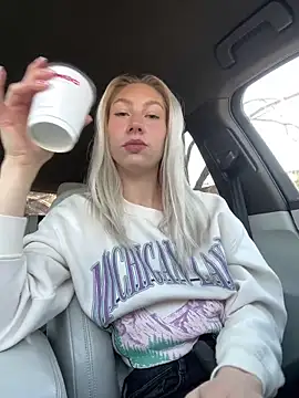 Snapshot of LuisaBecker chatting on February 12, 9:31 am LuisaBecker online show from February 12, 9:31 am