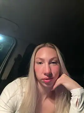 Snapshot of LuisaBecker chatting on February 16, 6:32 pm LuisaBecker online show from February 16, 6:32 pm