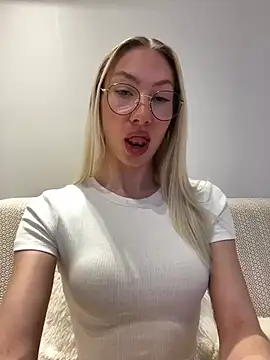 Snapshot of LuisaBecker chatting on February 26, 6:43 pm LuisaBecker online show from February 26, 6:43 pm