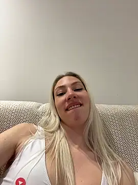 Snapshot of LuisaBecker chatting on February 28, 9:12 pm LuisaBecker online show from February 28, 9:12 pm