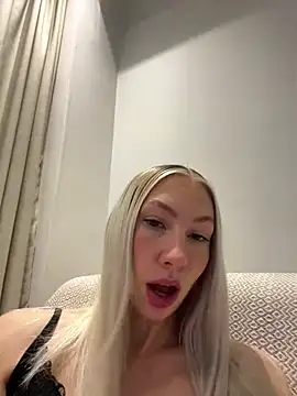 Snapshot of LuisaBecker chatting on March 10, 8:23 pm LuisaBecker online show from March 10, 8:23 pm