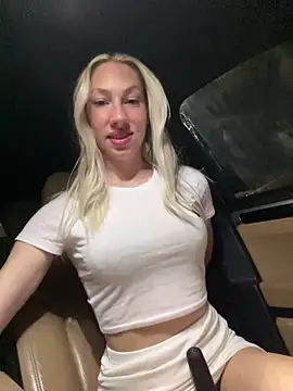 Snapshot of LuisaBecker chatting on March 14, 9:32 pm LuisaBecker online show from March 14, 9:32 pm