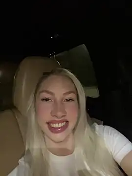 Snapshot of LuisaBecker chatting on March 15, 7:59 pm LuisaBecker online show from March 15, 7:59 pm