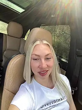 Snapshot of LuisaBecker chatting on March 17, 11:21 am LuisaBecker online show from March 17, 11:21 am