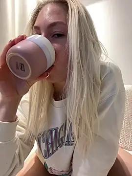 Snapshot of LuisaBecker chatting on March 18, 7:10 pm LuisaBecker online show from March 18, 7:10 pm