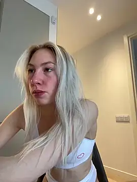 Snapshot of LuisaBecker chatting on March 22, 1:30 pm LuisaBecker online show from March 22, 1:30 pm