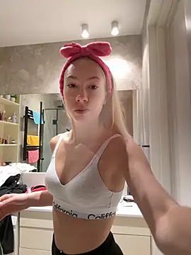 Snapshot of LuisaBecker chatting on September 10, 8:25 am LuisaBecker online show from September 10, 8:25 am