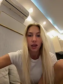 Snapshot of LuisaBecker chatting on October 2, 3:52 pm LuisaBecker online show from October 2, 3:52 pm