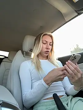 Snapshot of LuisaBecker chatting on October 18, 12:28 pm LuisaBecker online show from October 18, 12:28 pm