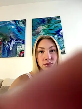 Snapshot of LuisaBecker chatting on November 15, 9:28 am LuisaBecker online show from November 15, 9:28 am