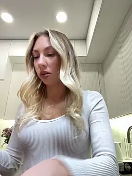 Snapshot of LuisaBecker chatting on December 15, 1:59 pm LuisaBecker online show from December 15, 1:59 pm