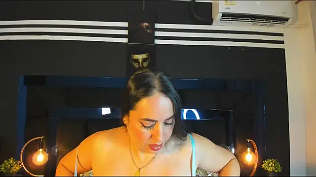 Snapshot of MayraVegas chatting on December 17, 1:27 pm MayraVegas online show from December 17, 1:27 pm