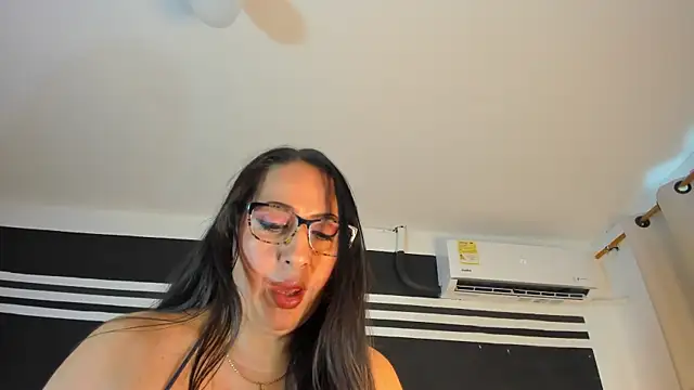 Snapshot of MayraVegas chatting on January 15, 1:20 pm MayraVegas online show from January 15, 1:20 pm