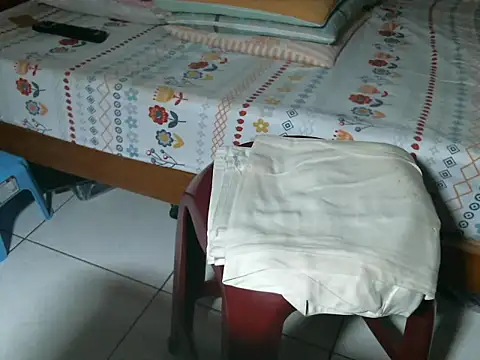 Snapshot of triangle0623 chatting on October 8, 10:24 am triangle0623 online show from October 8, 10:24 am