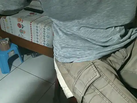 Snapshot of triangle0623 chatting on October 25, 9:39 am triangle0623 online show from October 25, 9:39 am