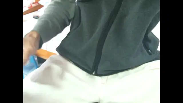 Snapshot of triangle0623 chatting on December 14, 4:51 am triangle0623 online show from December 14, 4:51 am