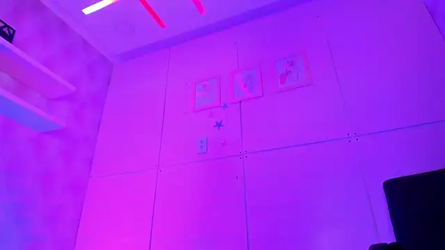 Snapshot of Hilary-banks chatting on January 15, 11:00 am Hilary-banks online show from January 15, 11:00 am