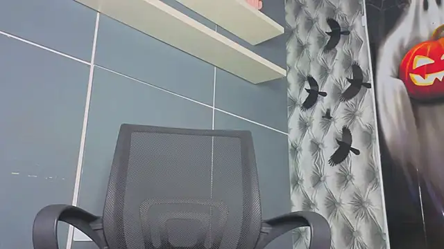 Snapshot of Hilary-banks chatting on October 13, 5:18 am Hilary-banks online show from October 13, 5:18 am