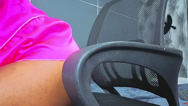 Snapshot of Hilary-banks chatting on October 24, 4:53 am Hilary-banks online show from October 24, 4:53 am